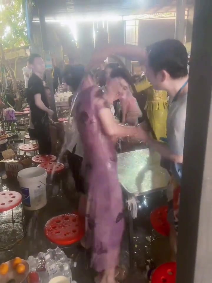 怎么只对着小姐姐一个人泼水啊！万一她感冒了怎么办！