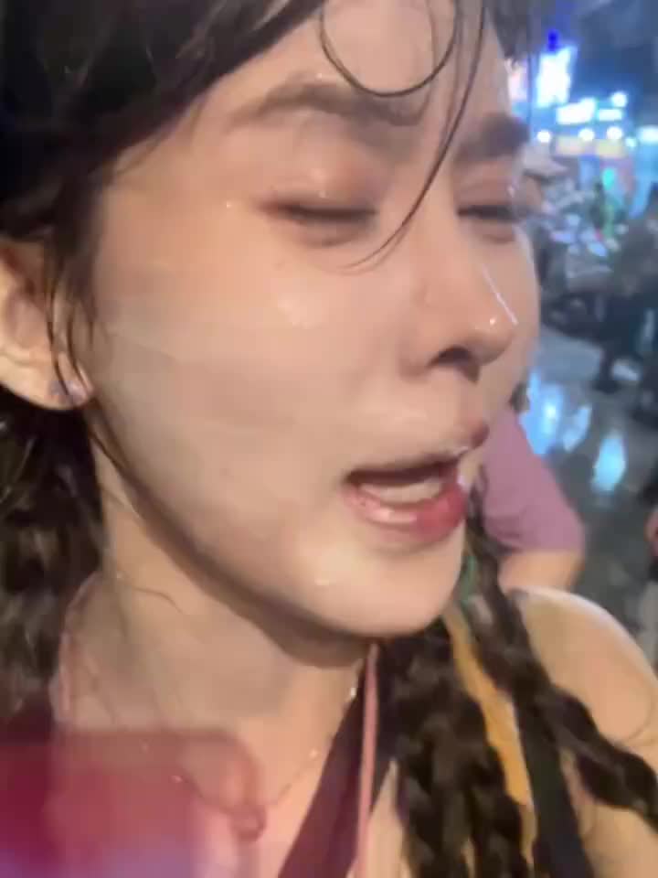 还好没有脱妆！不然小姐姐要生气了！