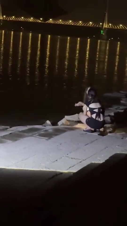 大叔是怕小姐姐跳下去所以才照的吗！