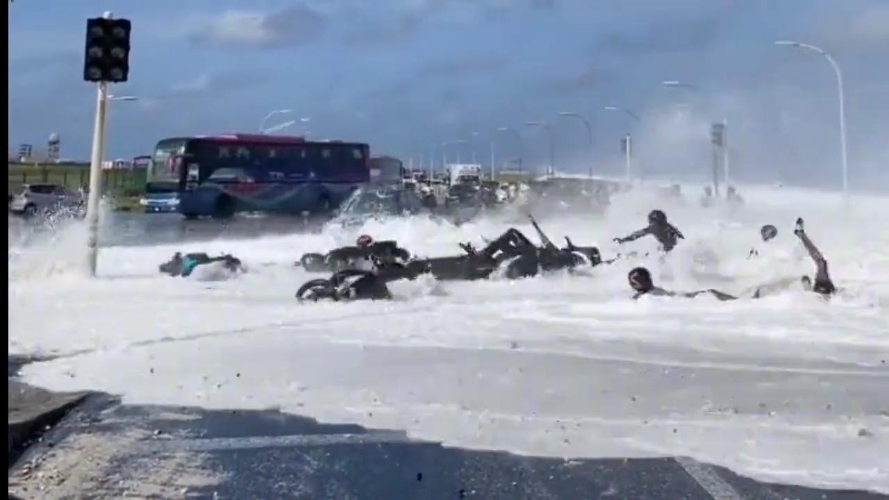 长江后浪推前浪，前浪拍到马路上