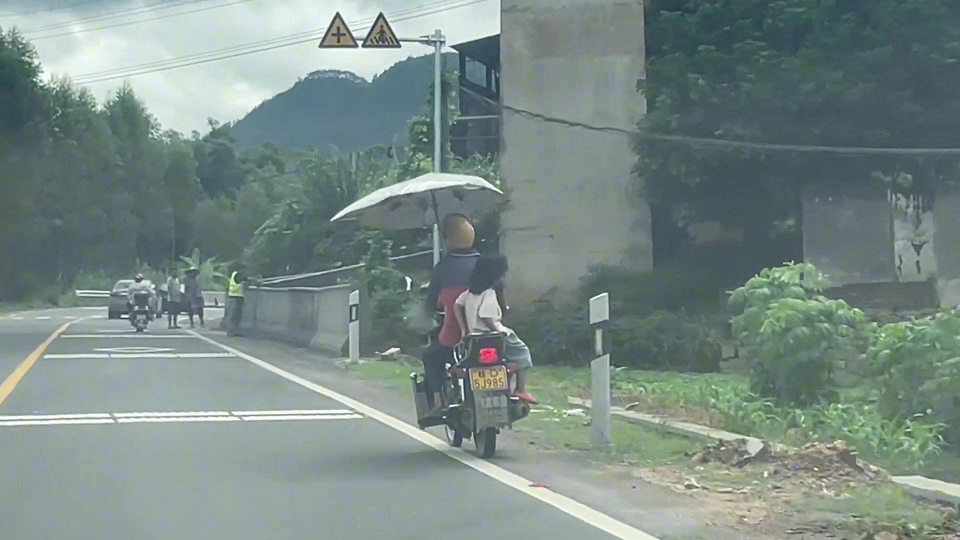 跟了她一路，在前面车少的路段被我拦下来制止了，家长全程不知情