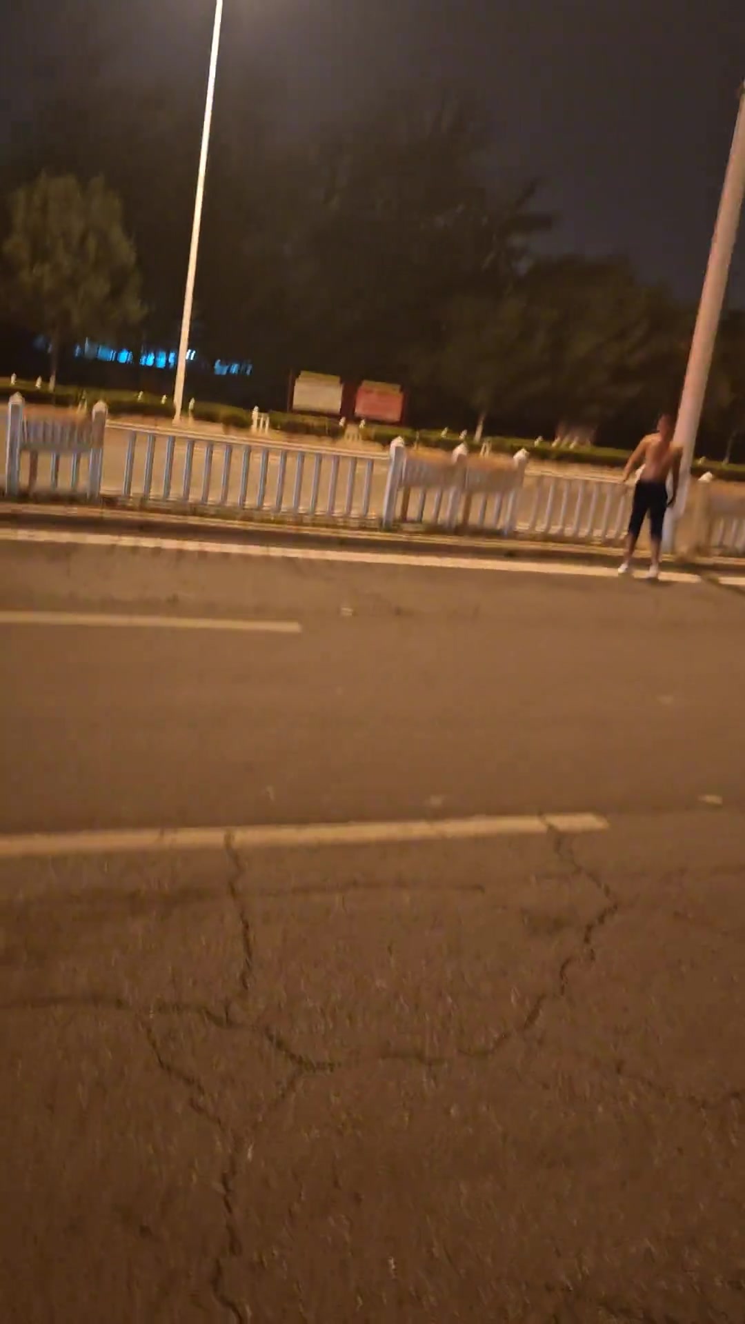 最帅的“逆行”，两位夜跑消防战士遇战友出警义无反顾并肩战斗！