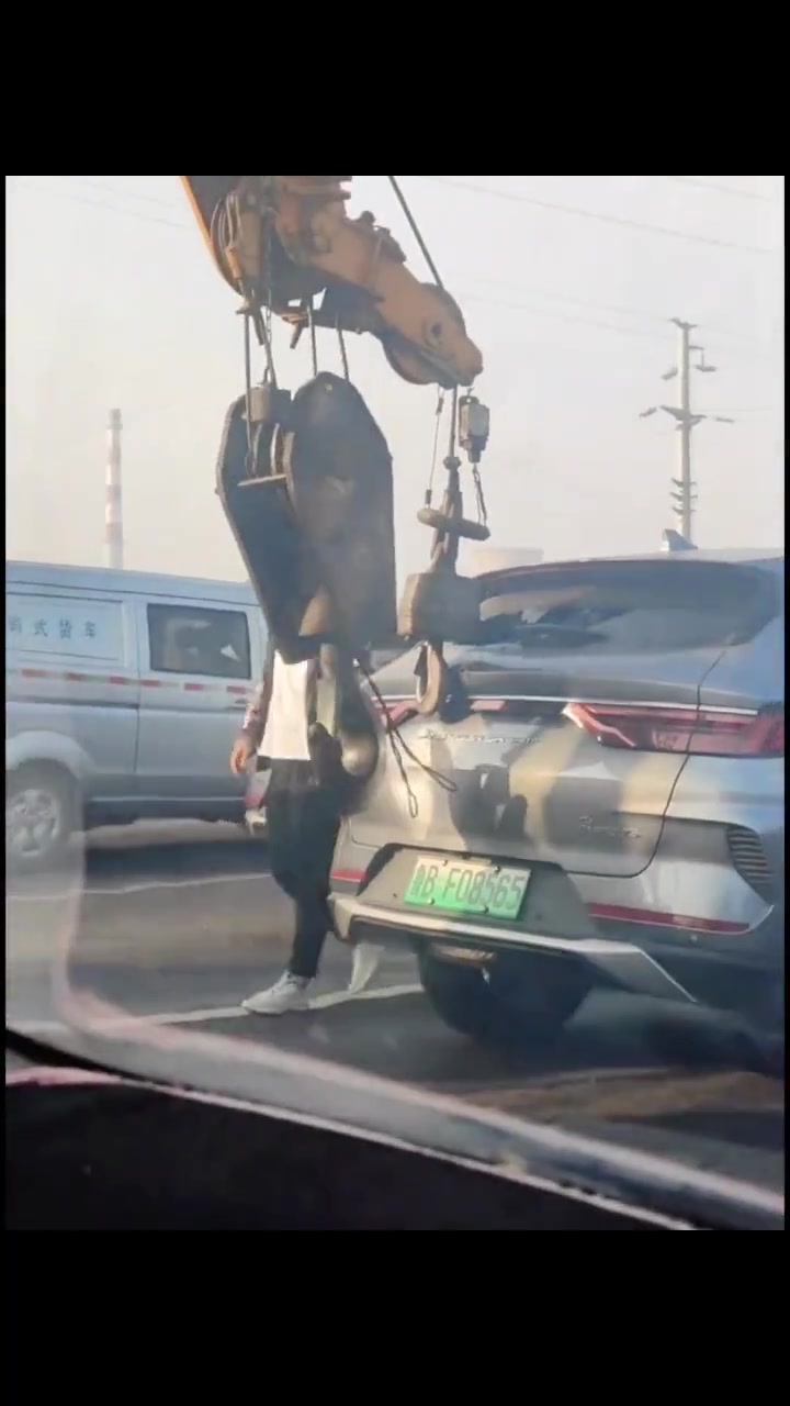 这吊车是要把前面这辆车吊起来吗
