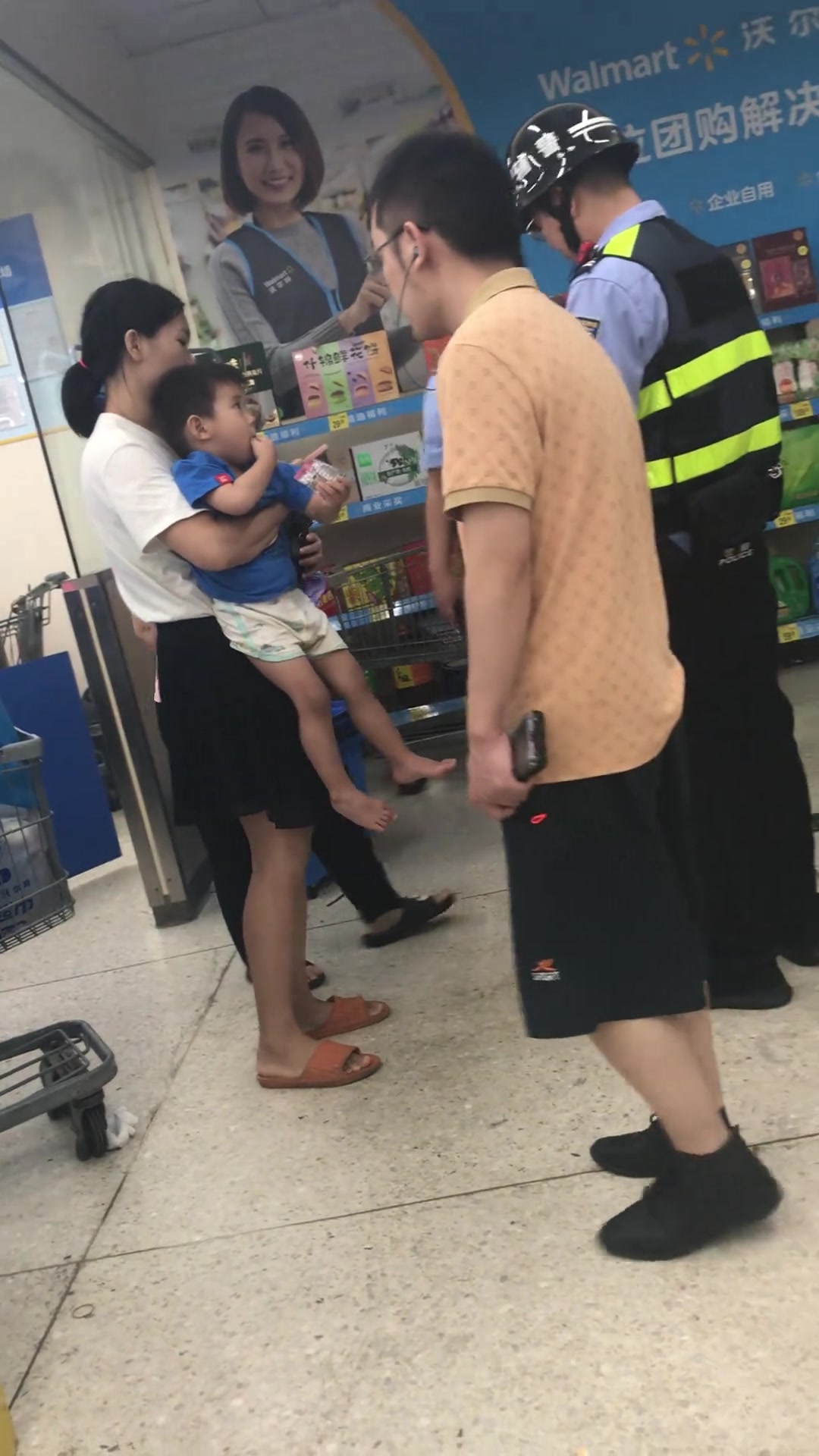 自己孩子调皮玩购物车摔了一下，就索要老板赔偿