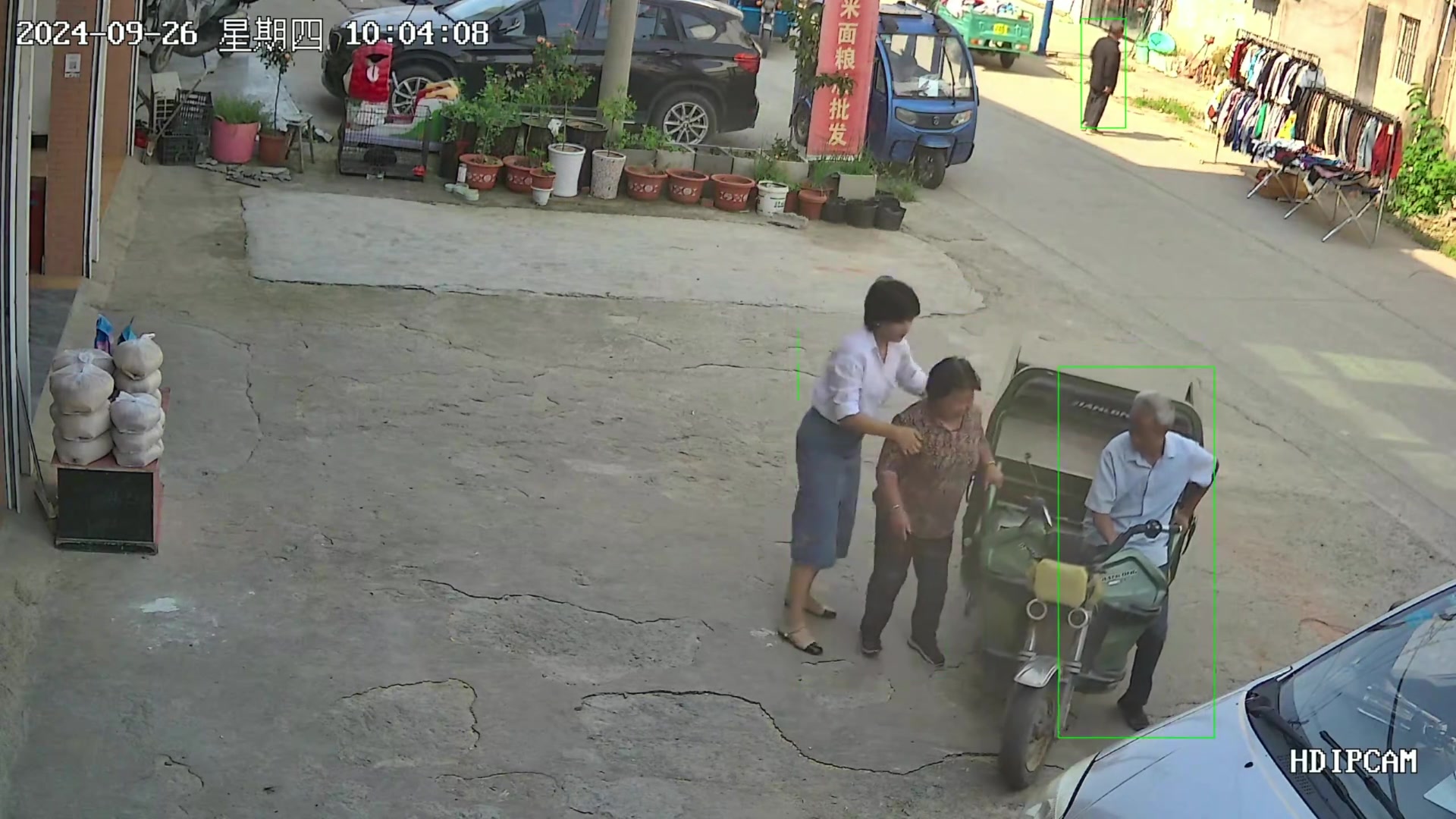 一对问路的老夫妻，真是吓死我了电动车停下没有关电源