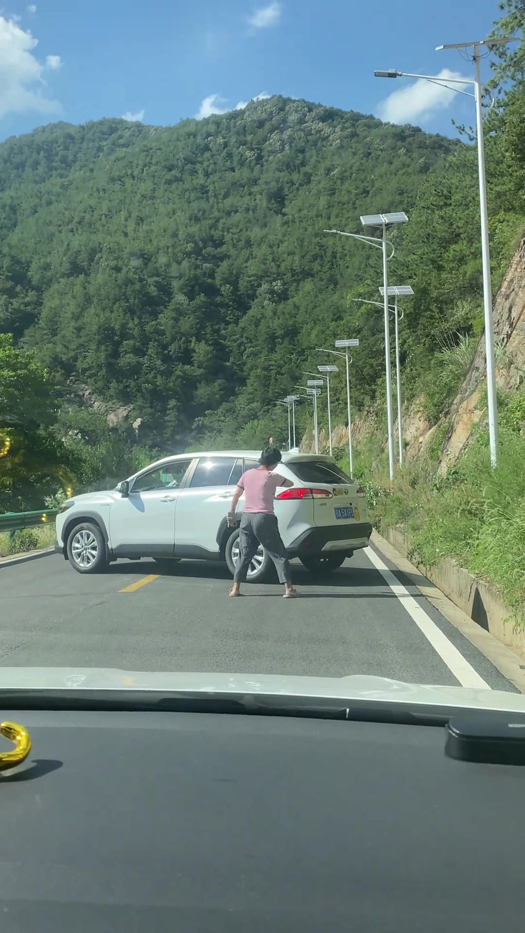 副驾驶的大姐下来指挥了半小时