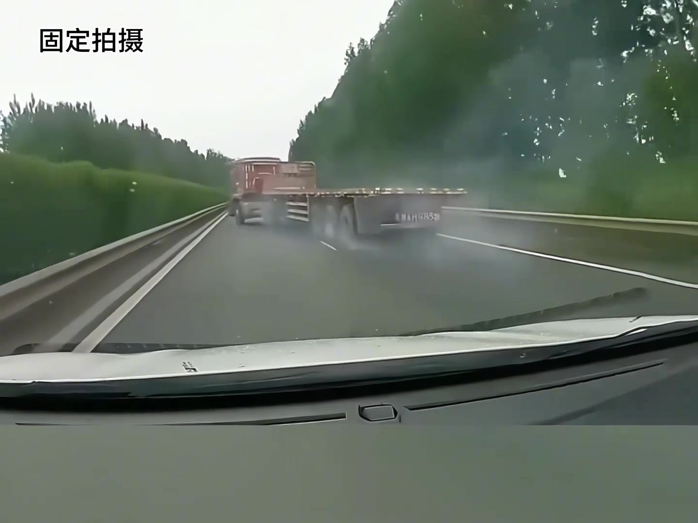 有些人真当马路是自己的，说停就停