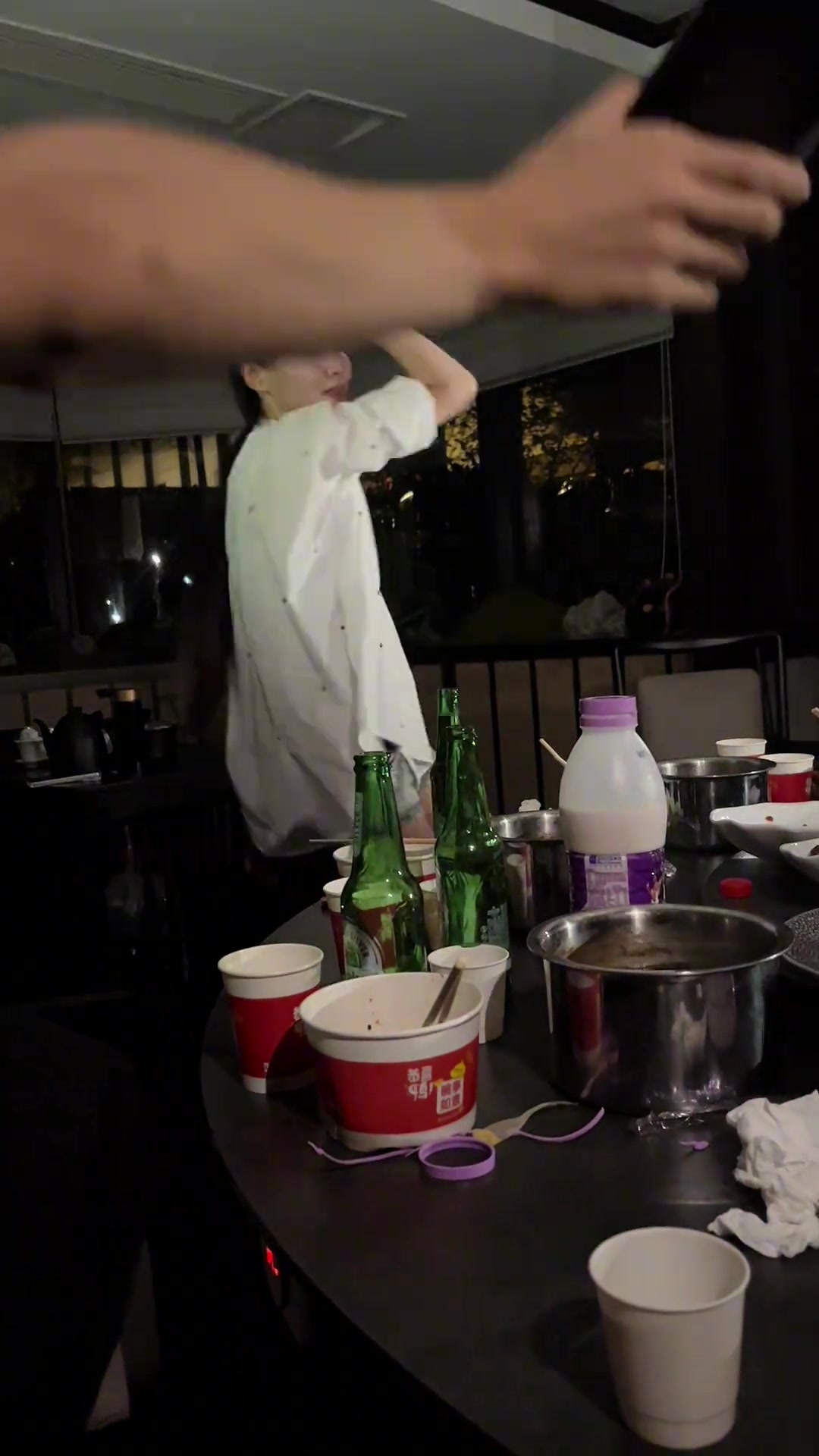 婀娜多姿！有一个很会扭的闺蜜酒局都兴奋起来了！