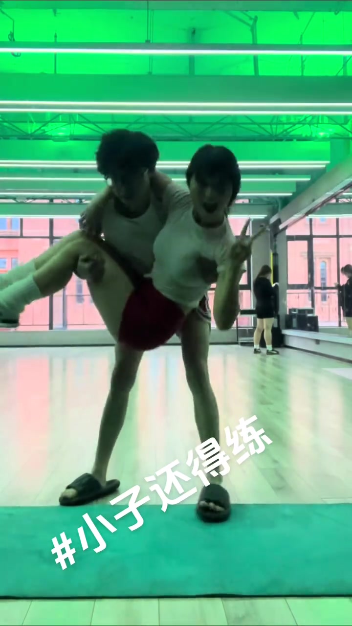 你小子！看这力量，还得多练练啊！