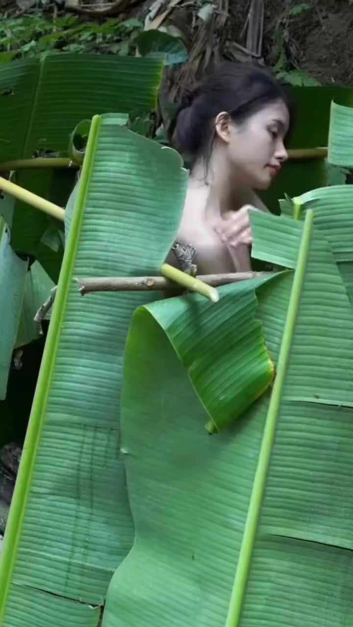 小姐姐就这样围起来洗澡突然来了野兽怎么办