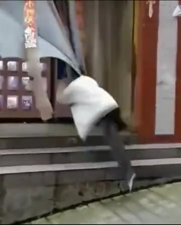 请在前方路口吊头！