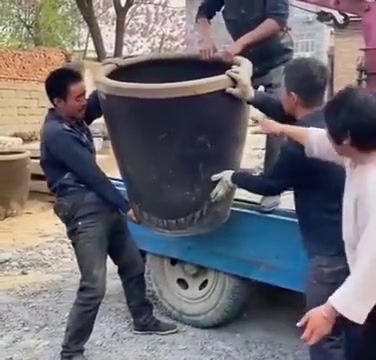 摔个缸要这么多人吗