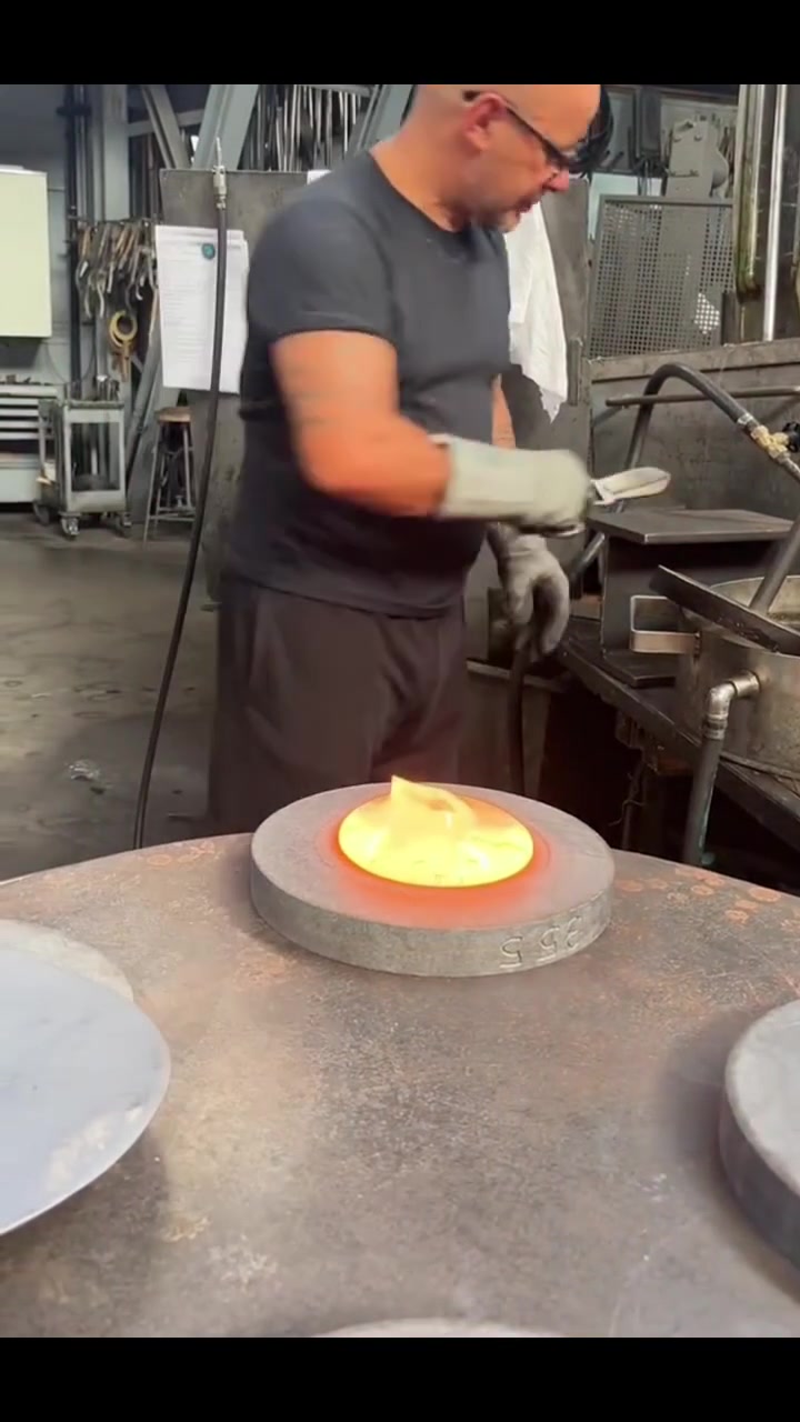 一家玻璃工厂里的大叔，手工制作盘子，怎么有种做披萨的既视感..