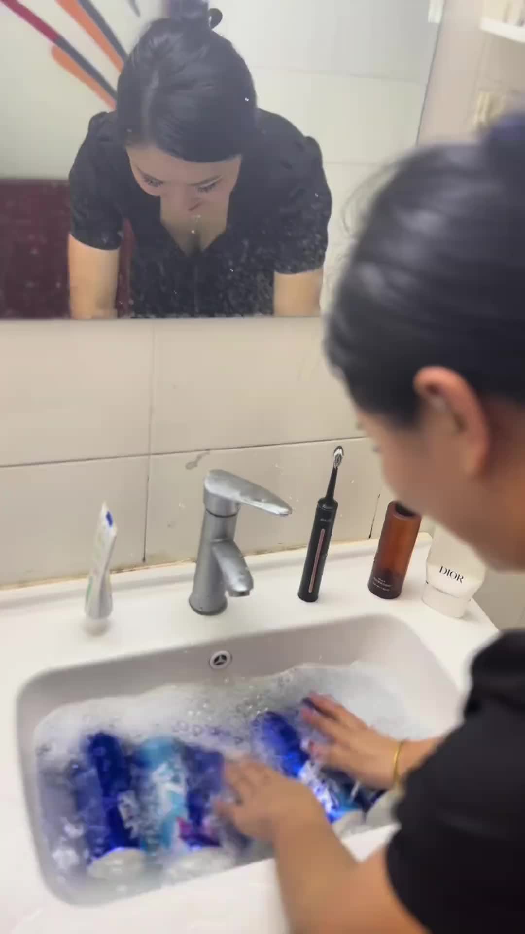 这什么操作啤酒喝之前还要用洗洁精洗一遍！