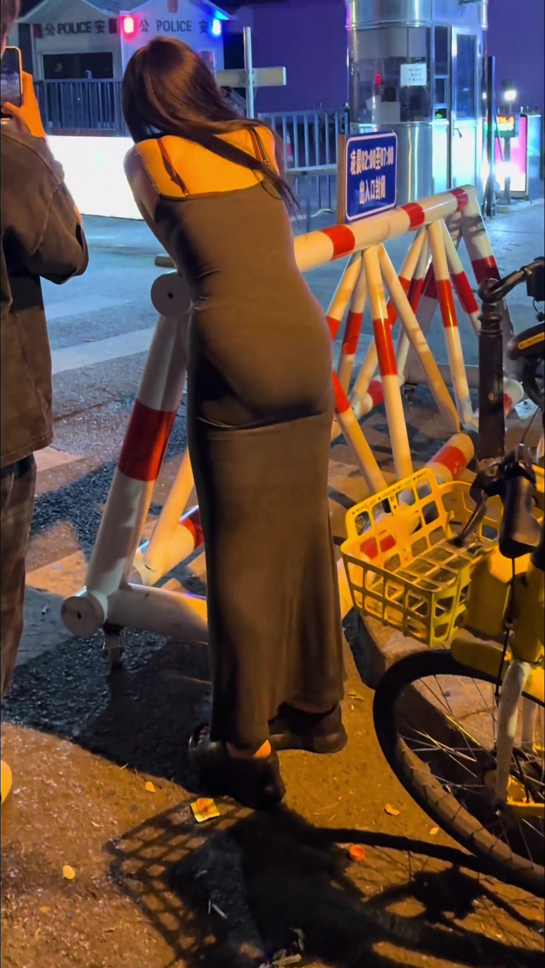 小姐姐这背影绝对是顶级的！就是不知道正脸怎么样