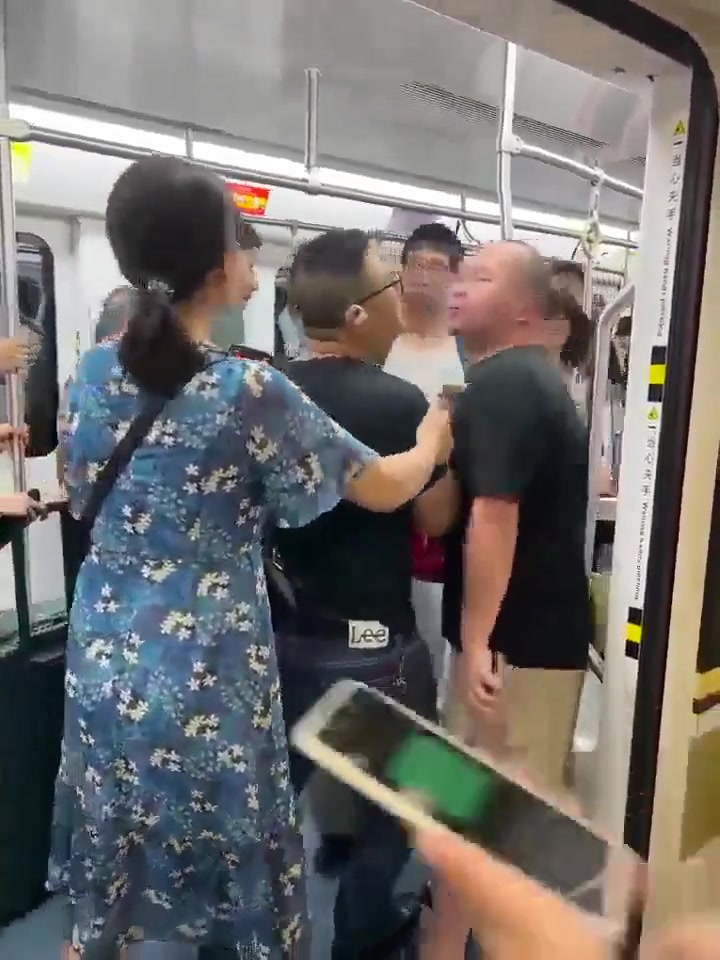 果然真君子动口不动手