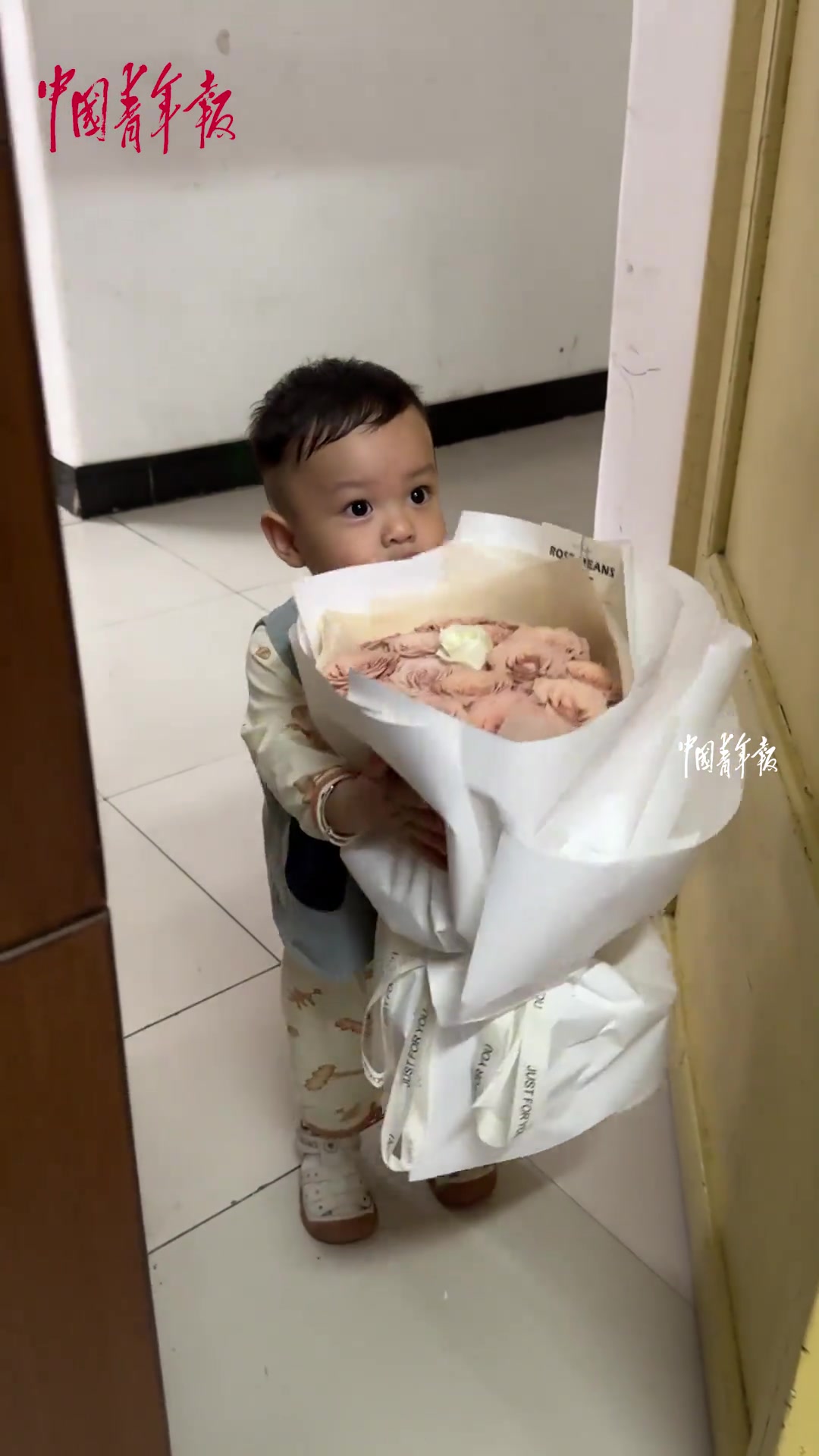 妻子不开心，男子让宝宝手捧鲜花到妻子办公室送惊喜