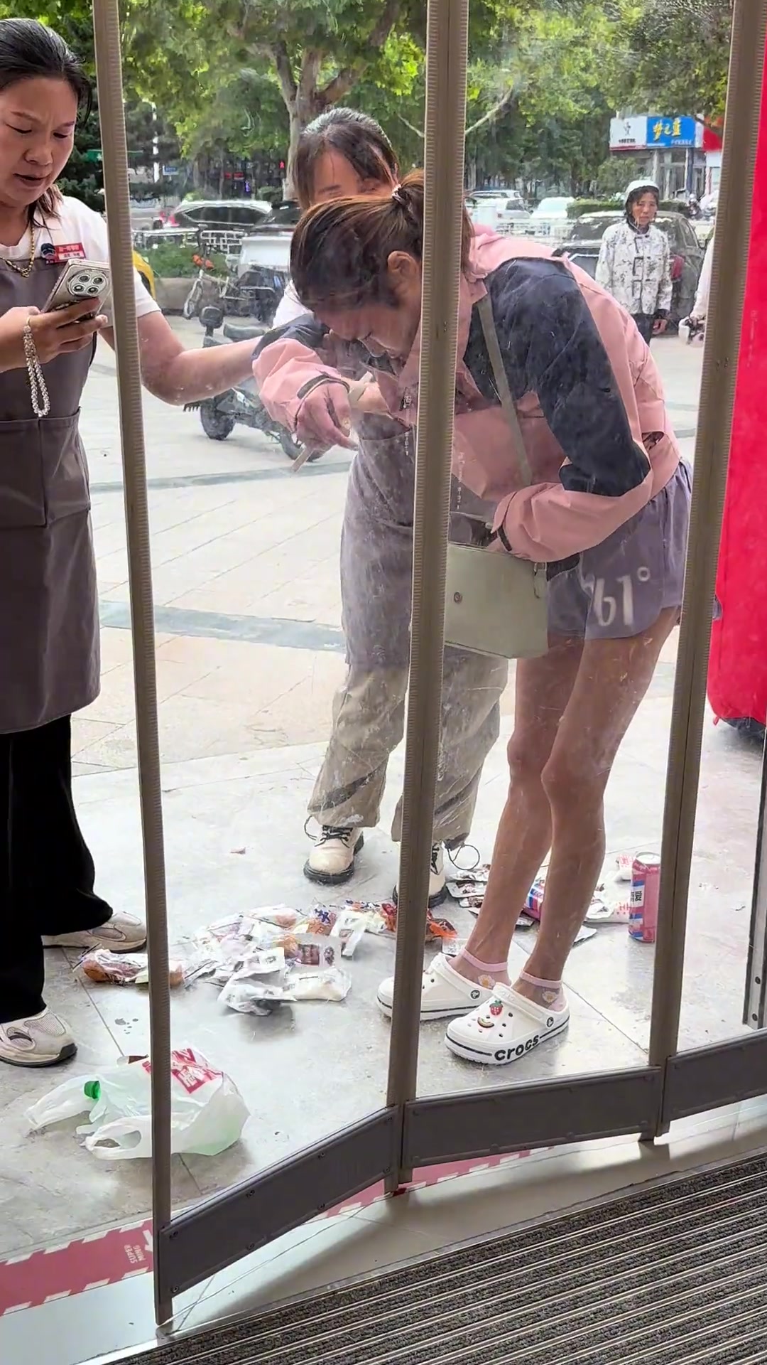 超市抓到一女子偷东西，身上都是小零食