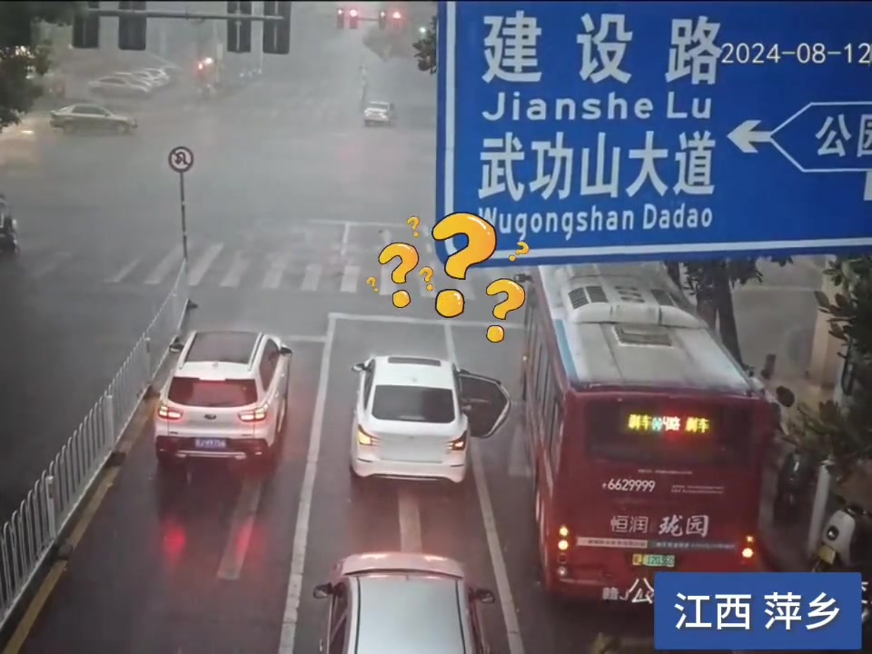 等着信号灯，小车乘客突然开车门，事故就来了！