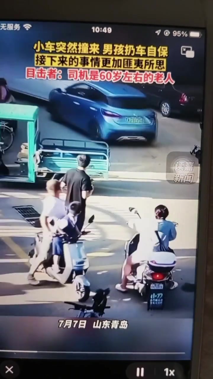 小车突然撞来，男孩扔车自保