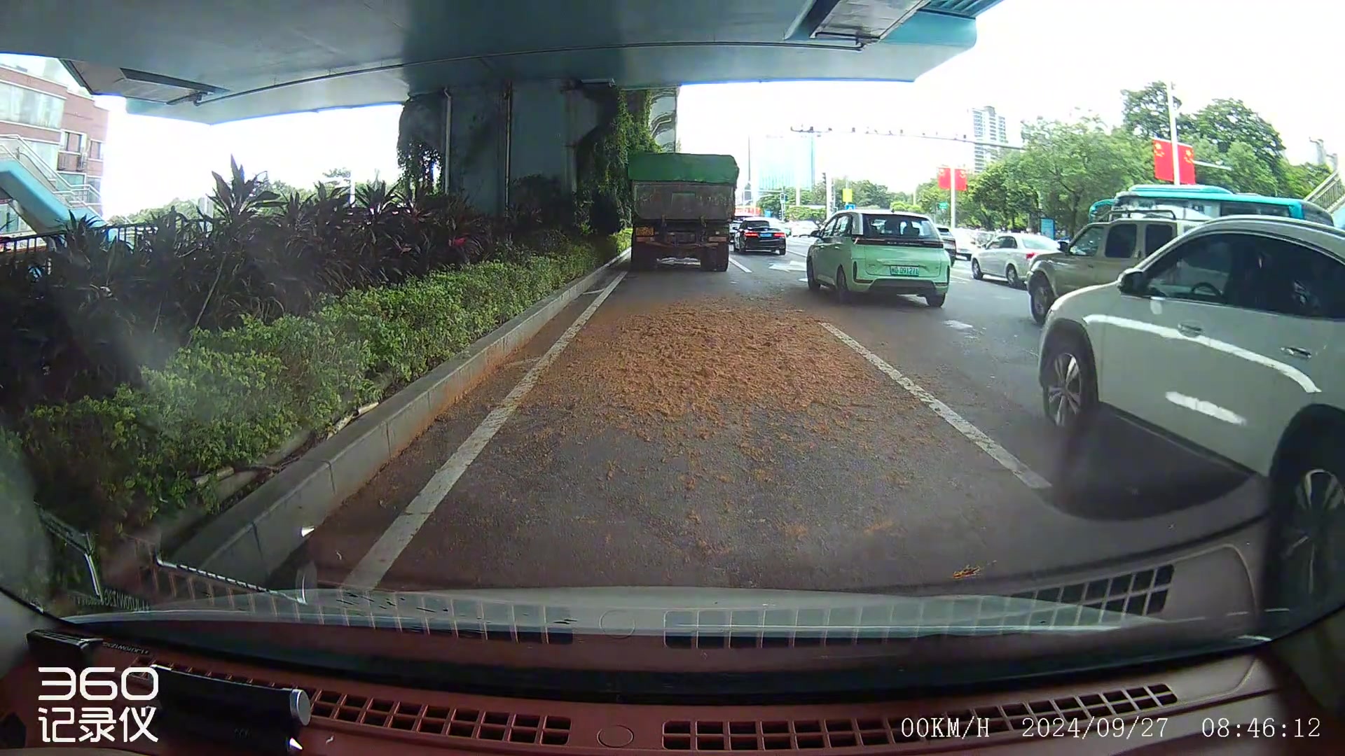 还好和大车保持了距离