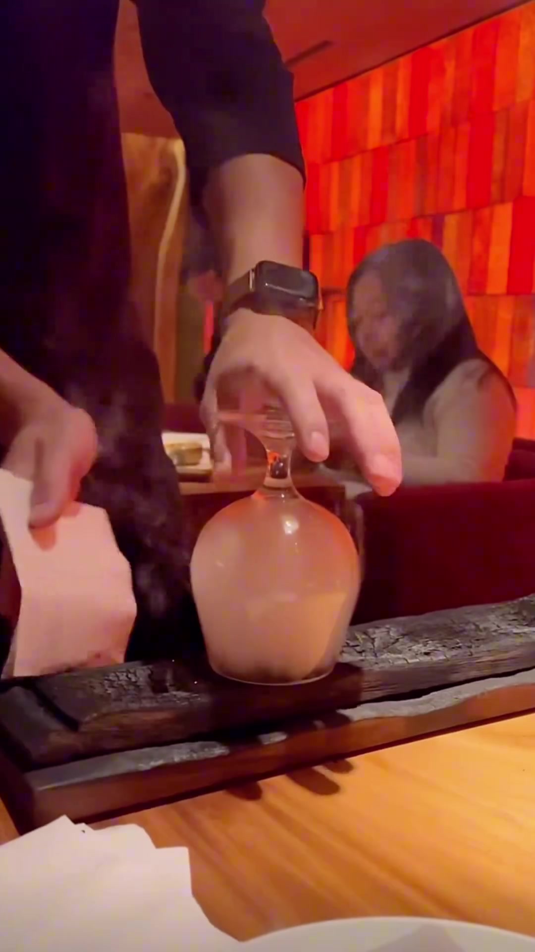 第一次见烟熏的鸡尾酒，还是外国人会玩