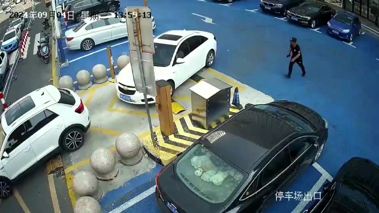 为了几元停车费，跟前车追尾，后车竟然说前车溜车了