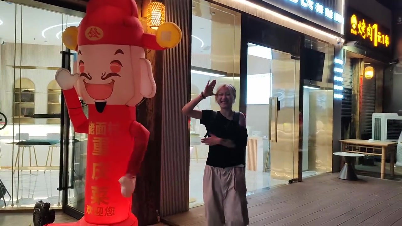 怎么还把客人往外请呢