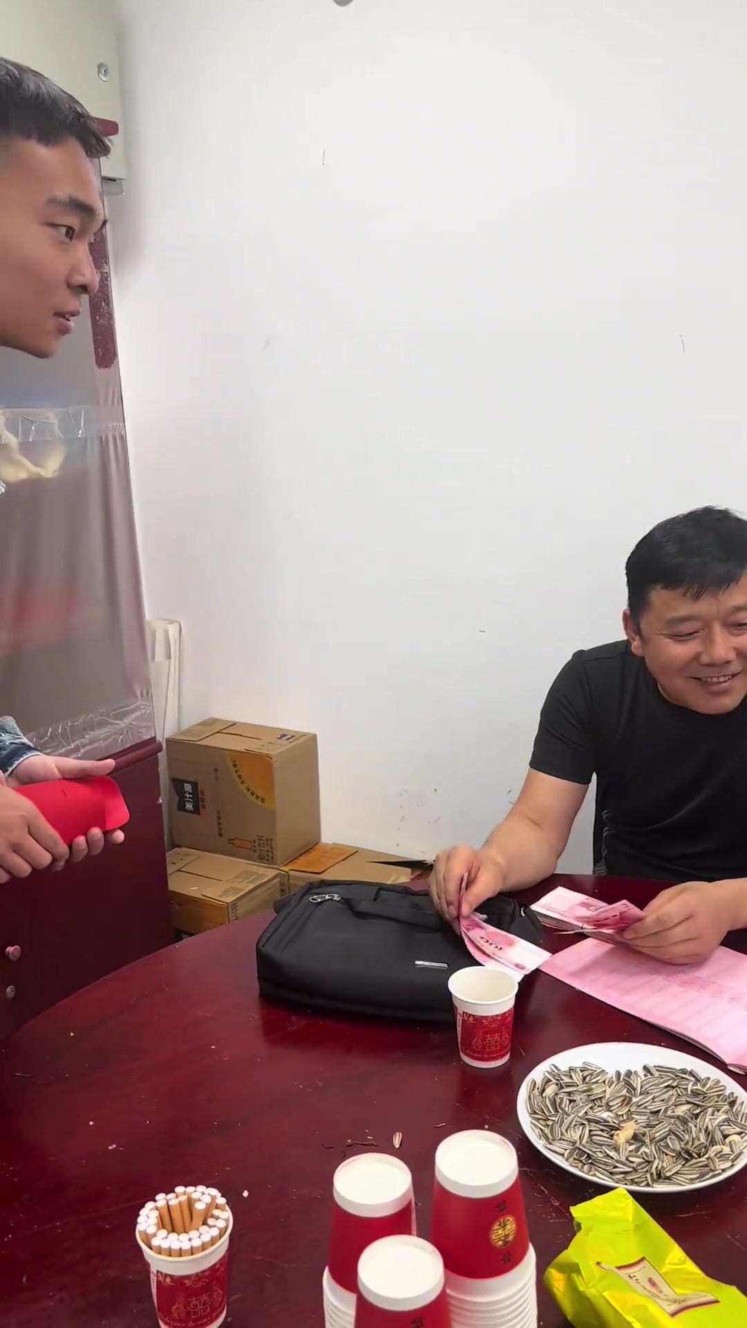 遛狗的狗友结婚大家都不知道对方名字只知道小狗的名字