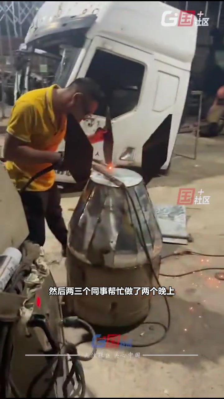 男子和上幼儿园的闺女一起做国庆亲子手工作业