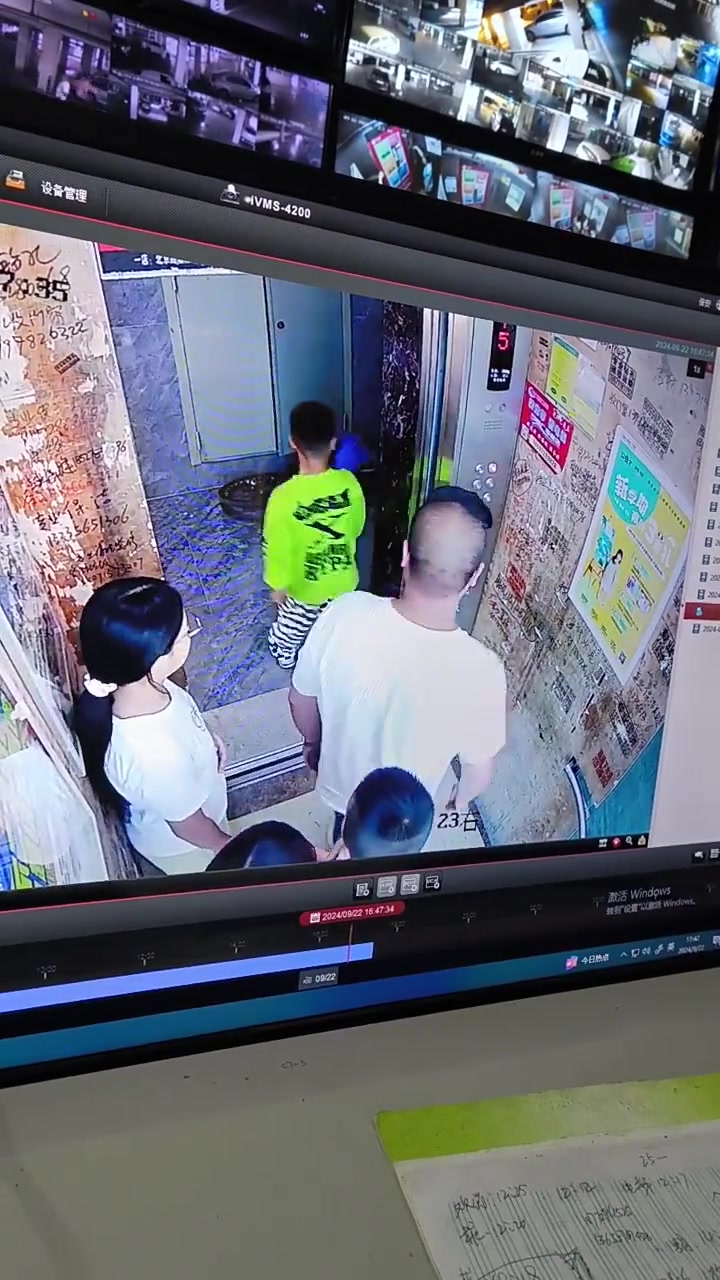 电梯里这么多人还非要弄个单车往里塞