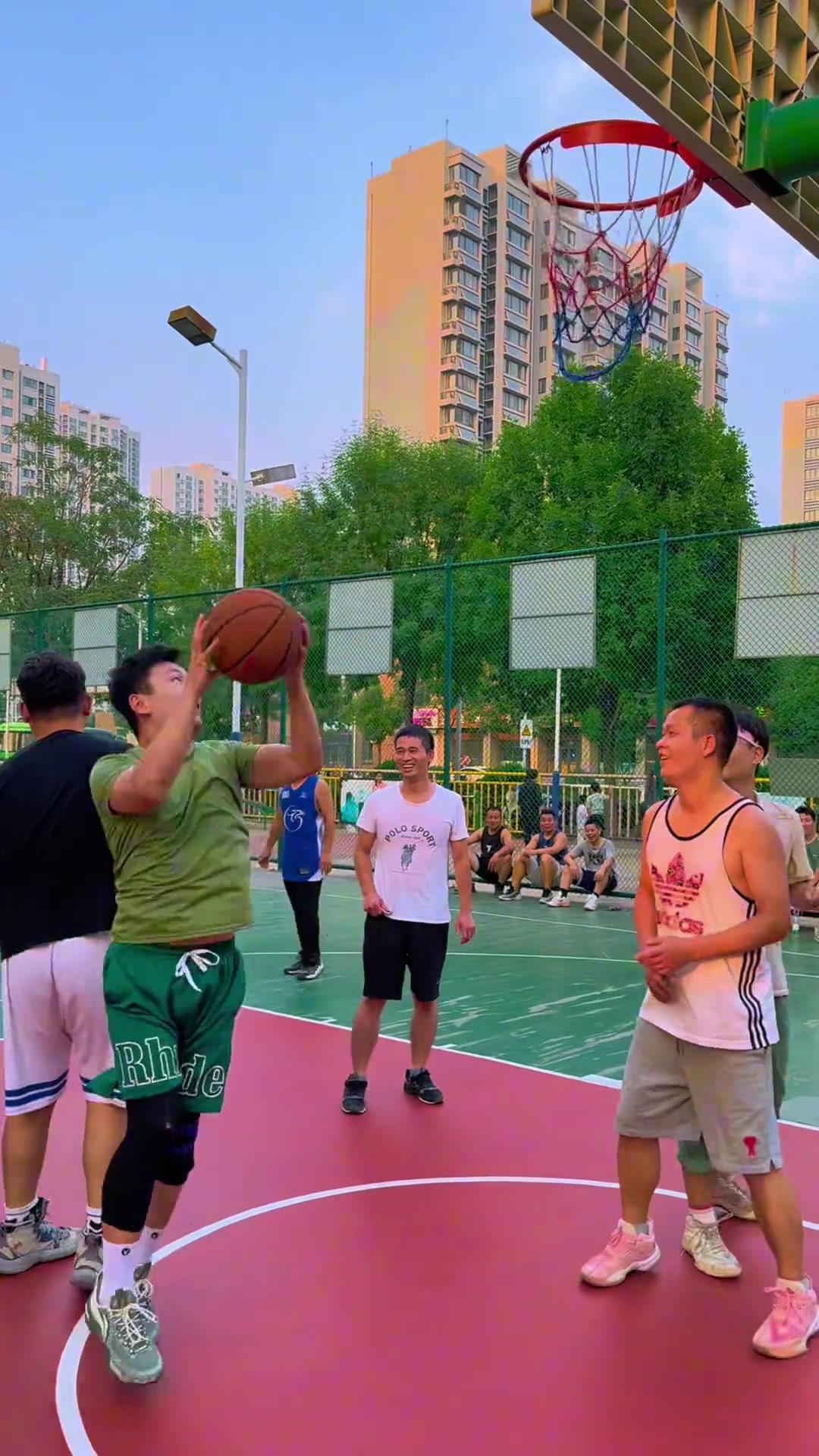 在场下笑出声了，绿衣服这哥们该不会下来肘我吧