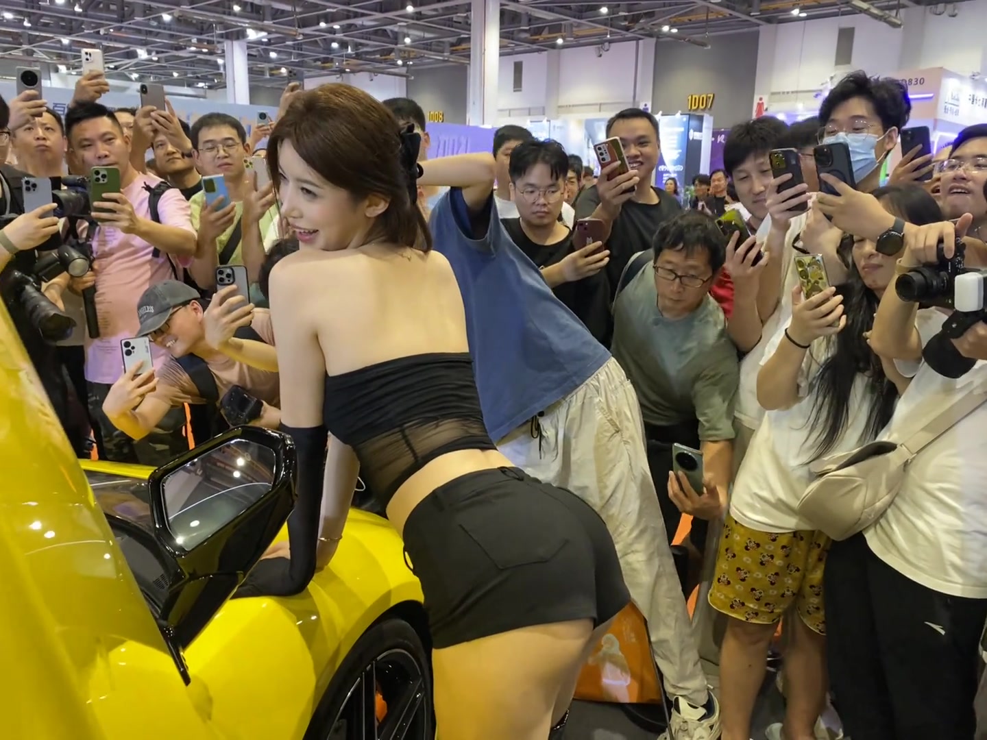 你以为去车展的都是去看车的吗