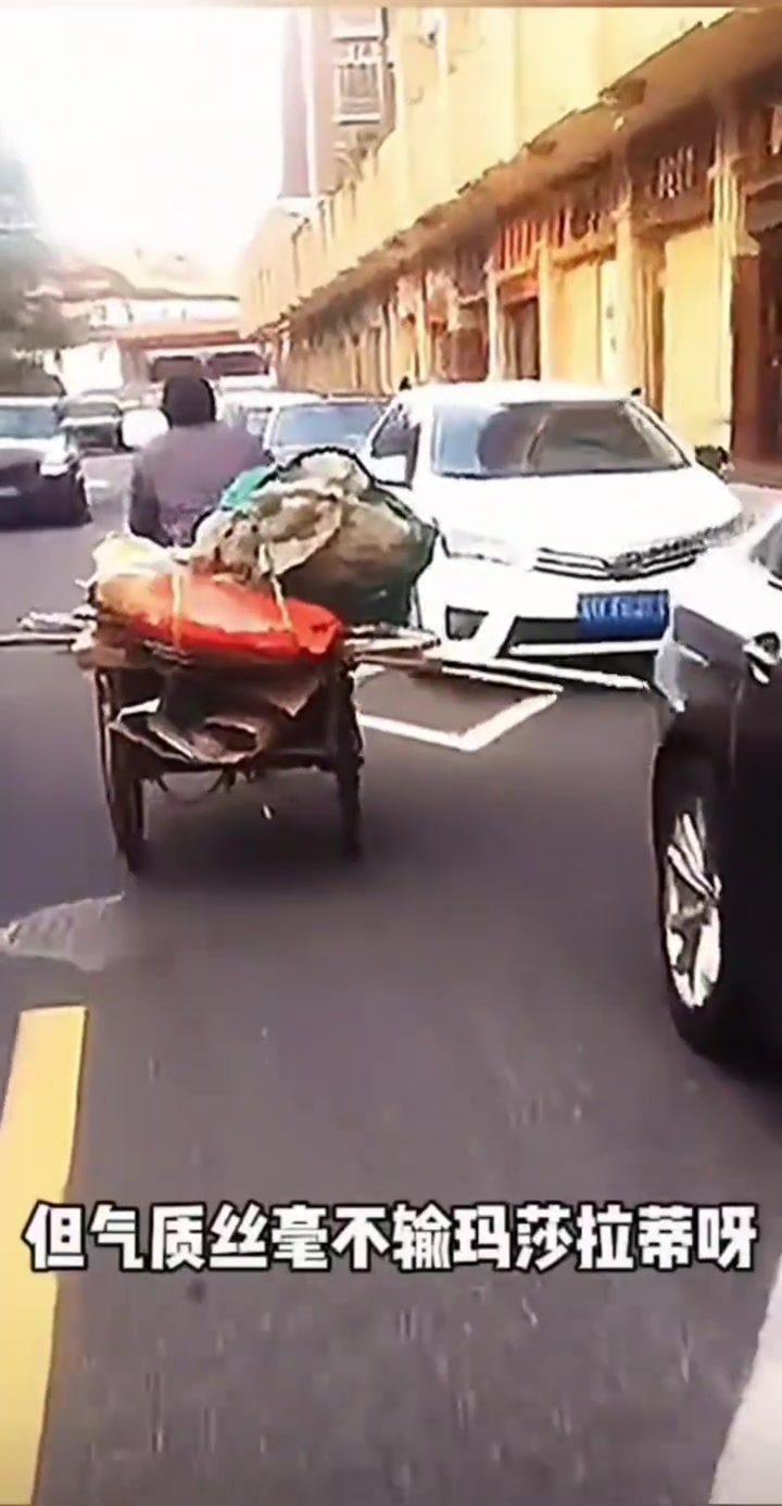 大娘开车豪横得很呐！