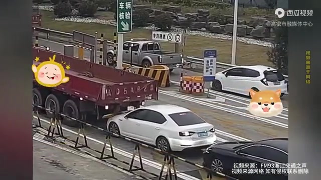 卡车司机过不去拦路杆，疯狂后倒不顾后车喇叭示意：视野盲区