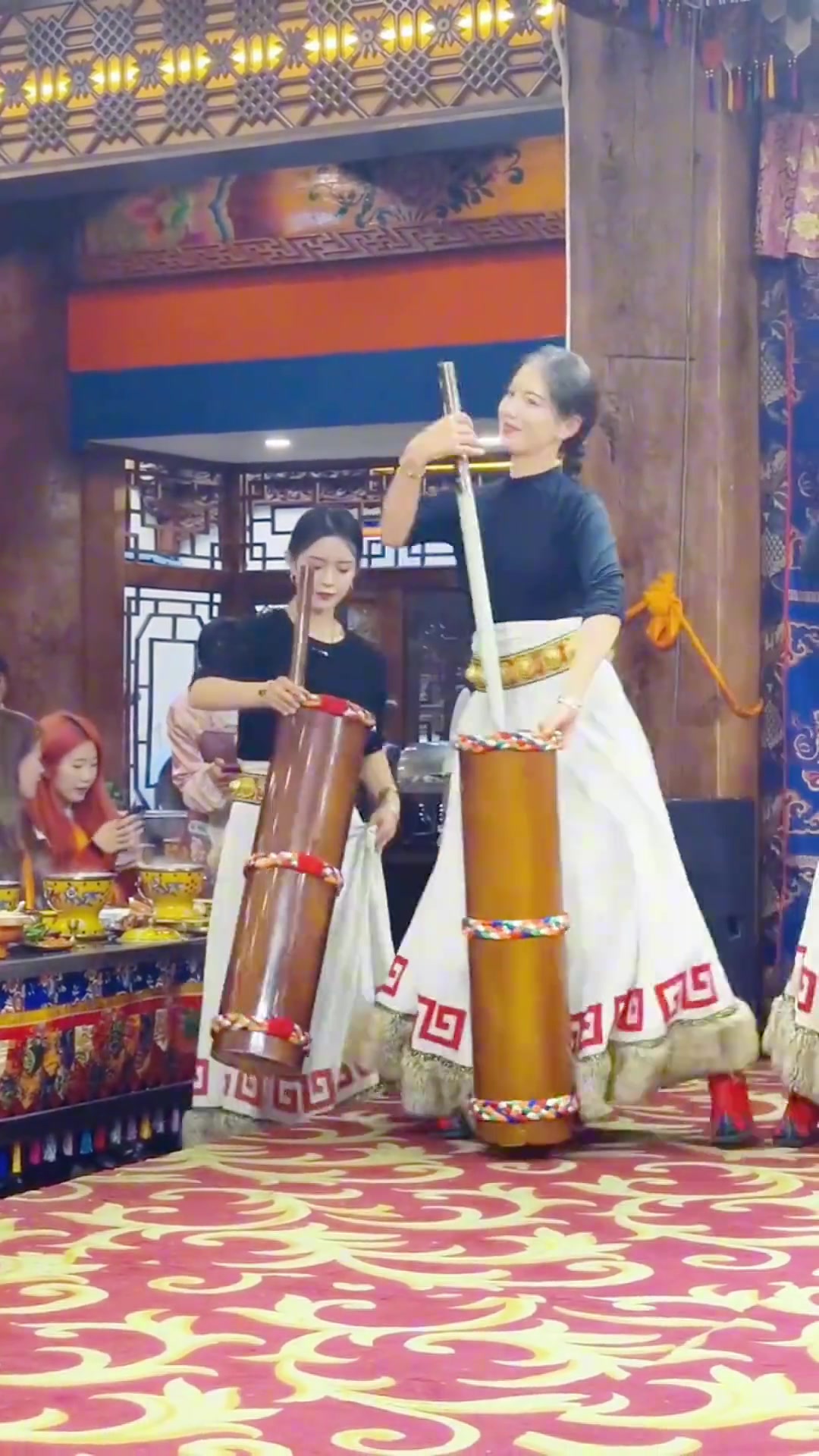 这是在做啥边跳舞边捣鼓