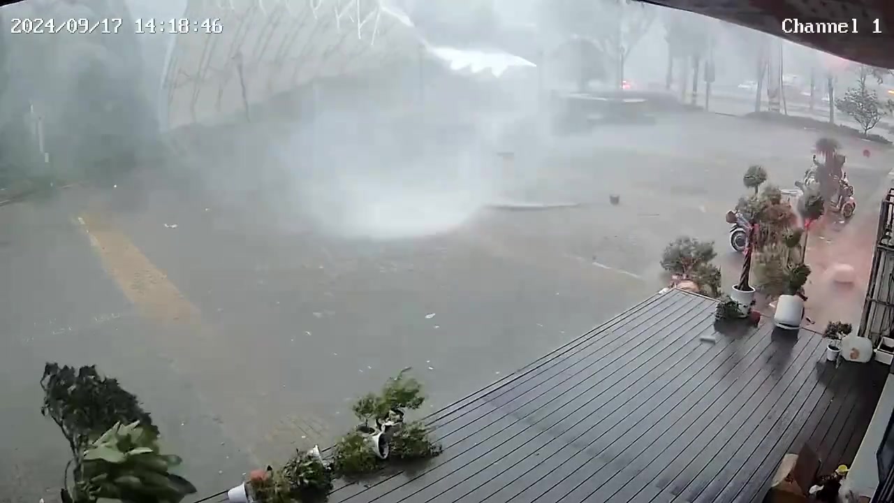 龙卷风摧毁停车场
