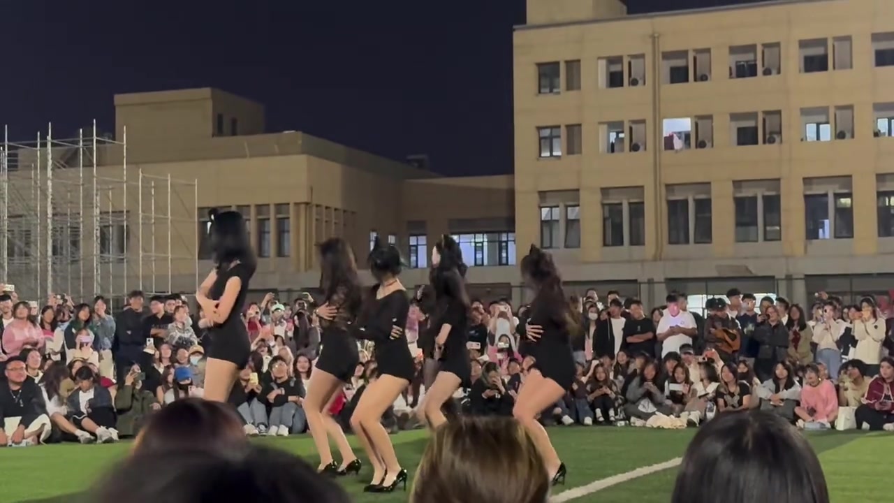 大学操场上怎么老有舞蹈看啊