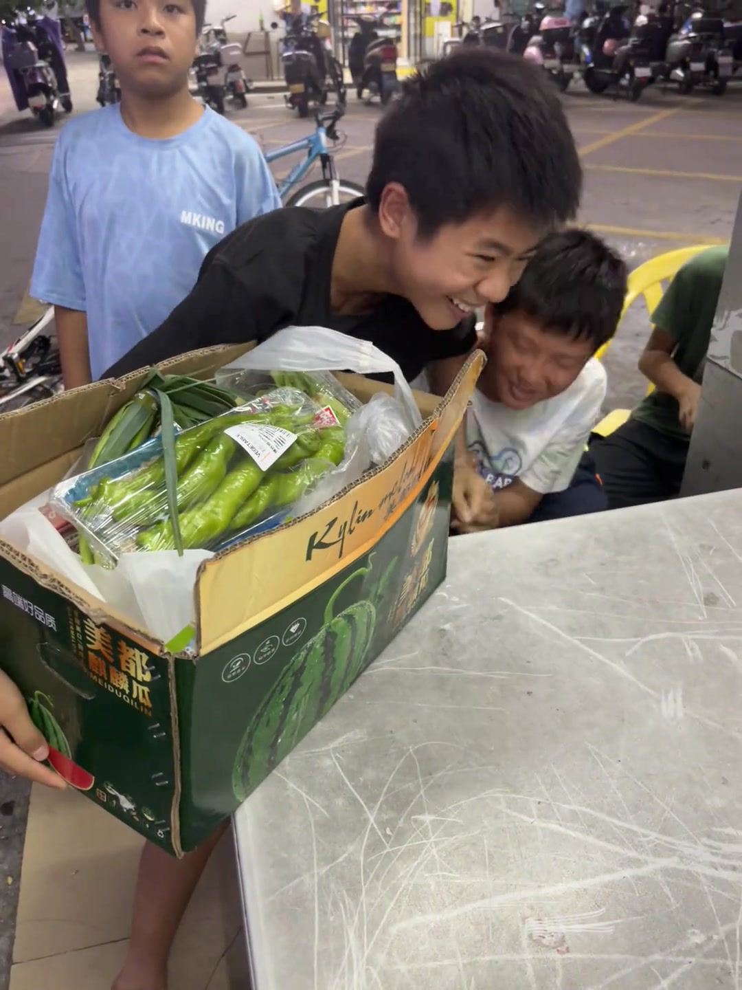 关于我说给小孩哥十块钱让他们帮我搬东西去七楼这件事