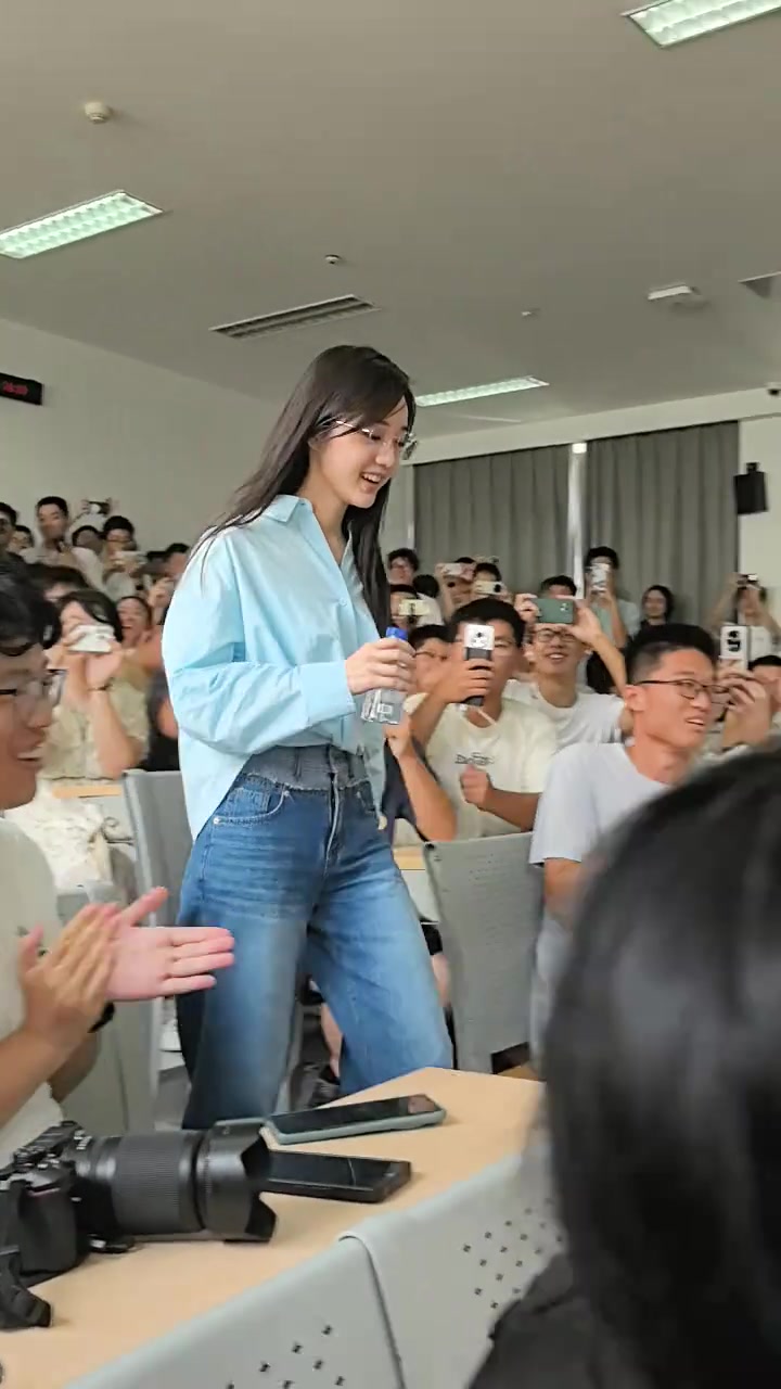 这么多帅哥，都是来看我们战鹰的嘛！