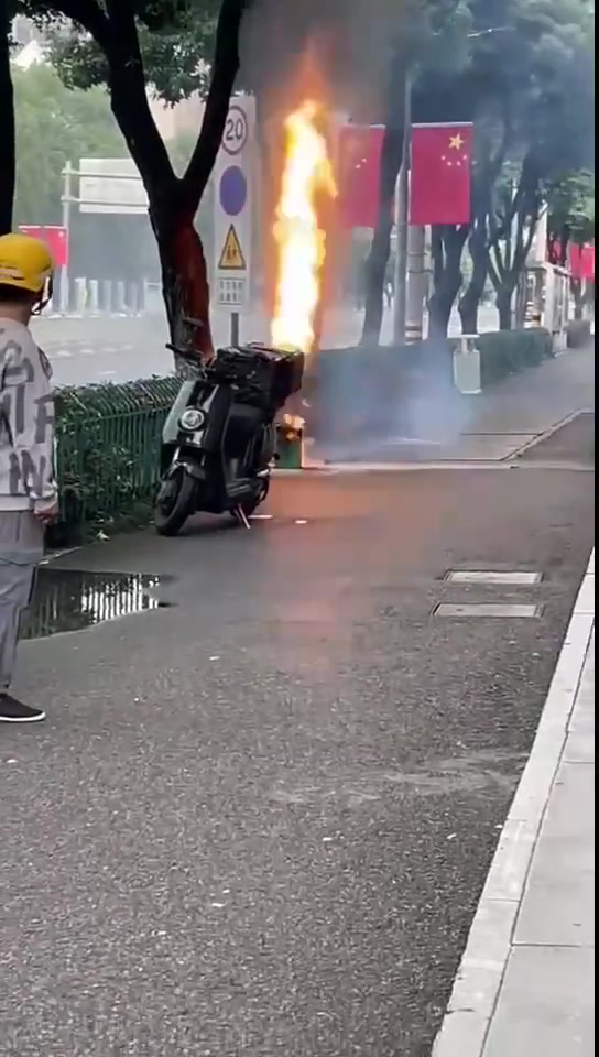这小哥反应算快的了，居然把电池拿出来了