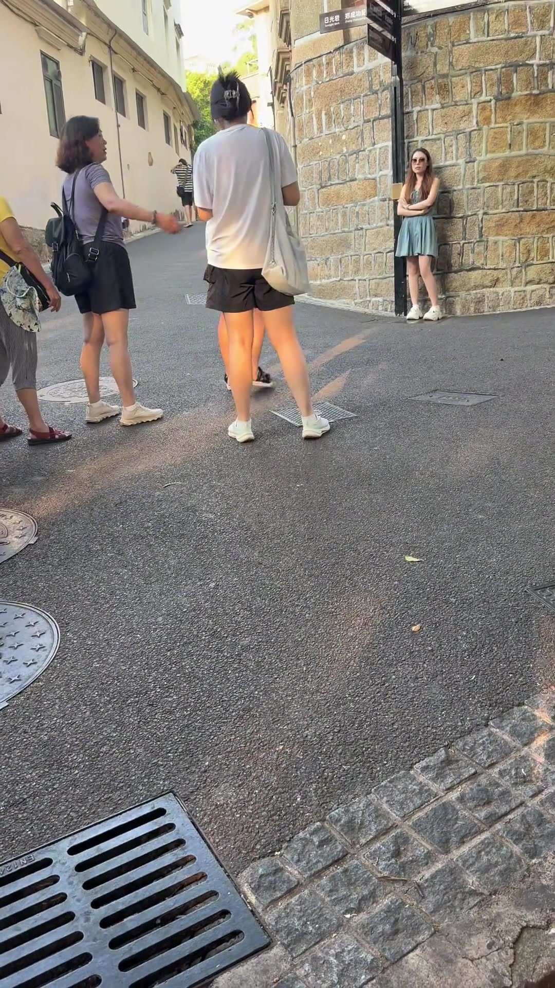 网红景点拍照打开，游客因嫌前方拍照满吵起来了