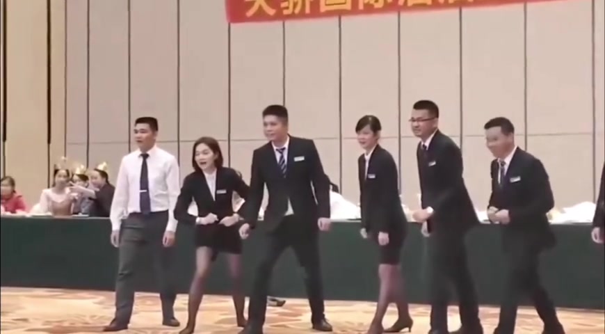 这短发小姐姐不得了看似青铜实则王者