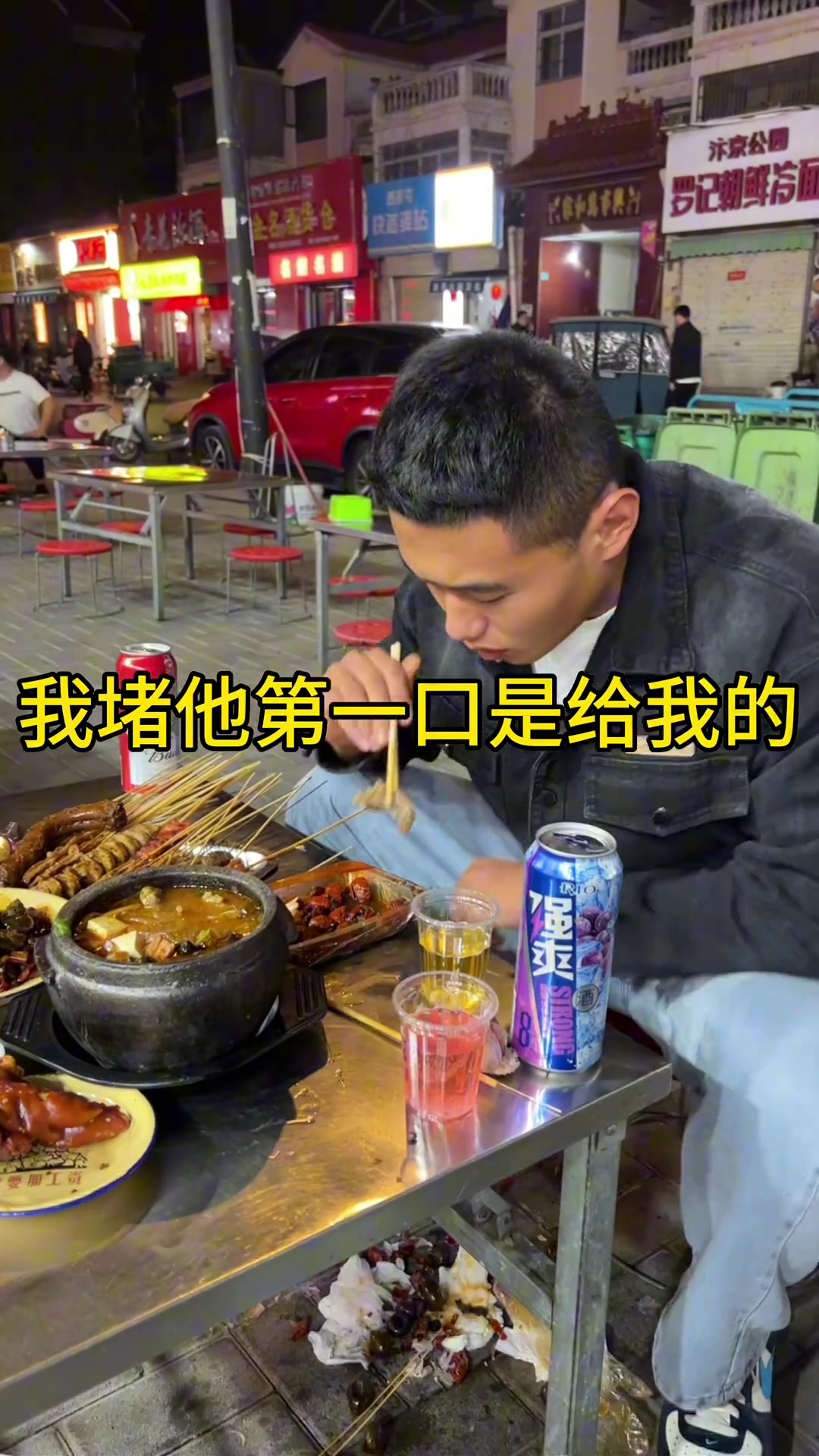 再等等吧，万一他是想嚼碎了再喂给你呢