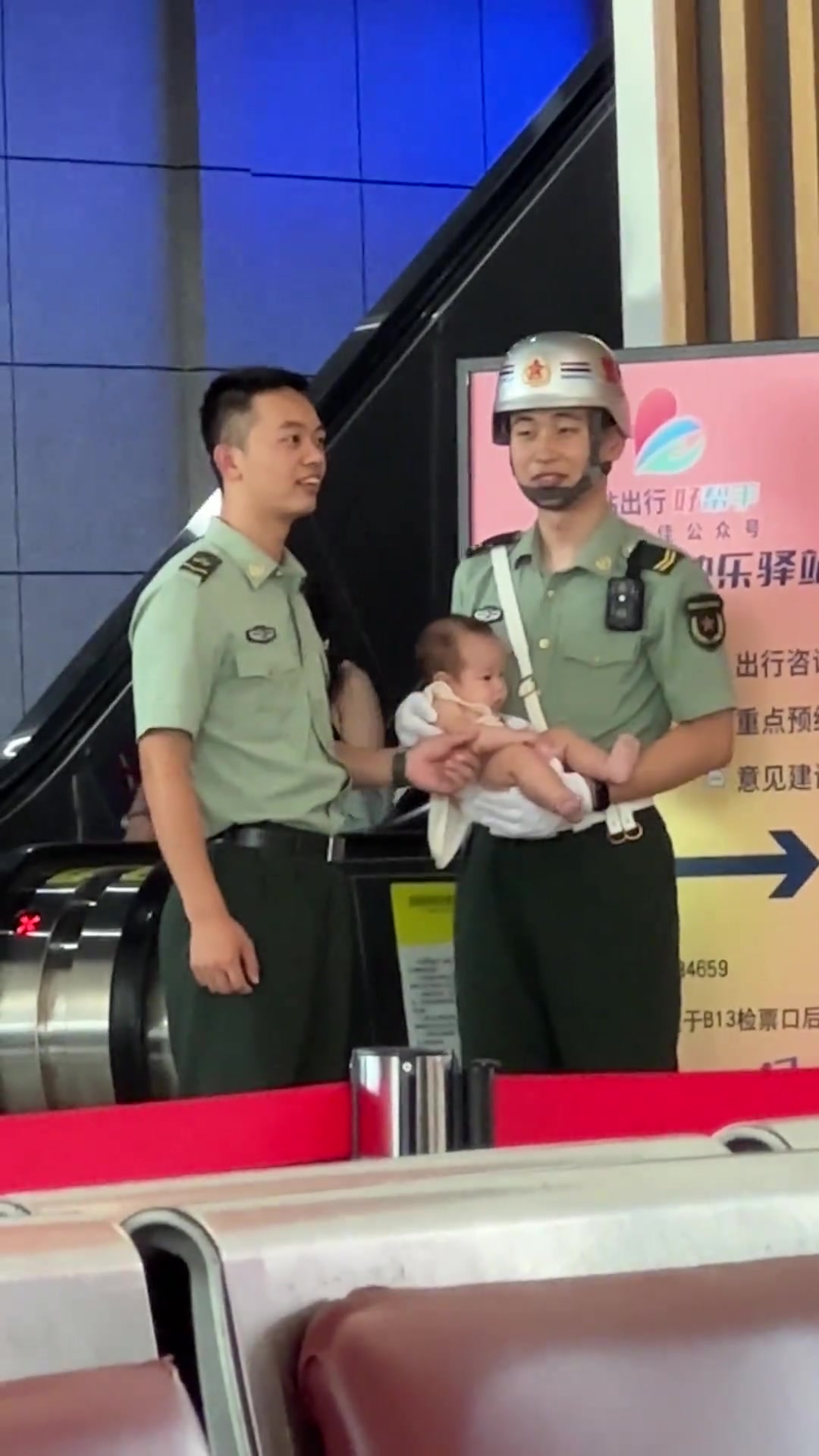 帮忙带娃的兵哥哥