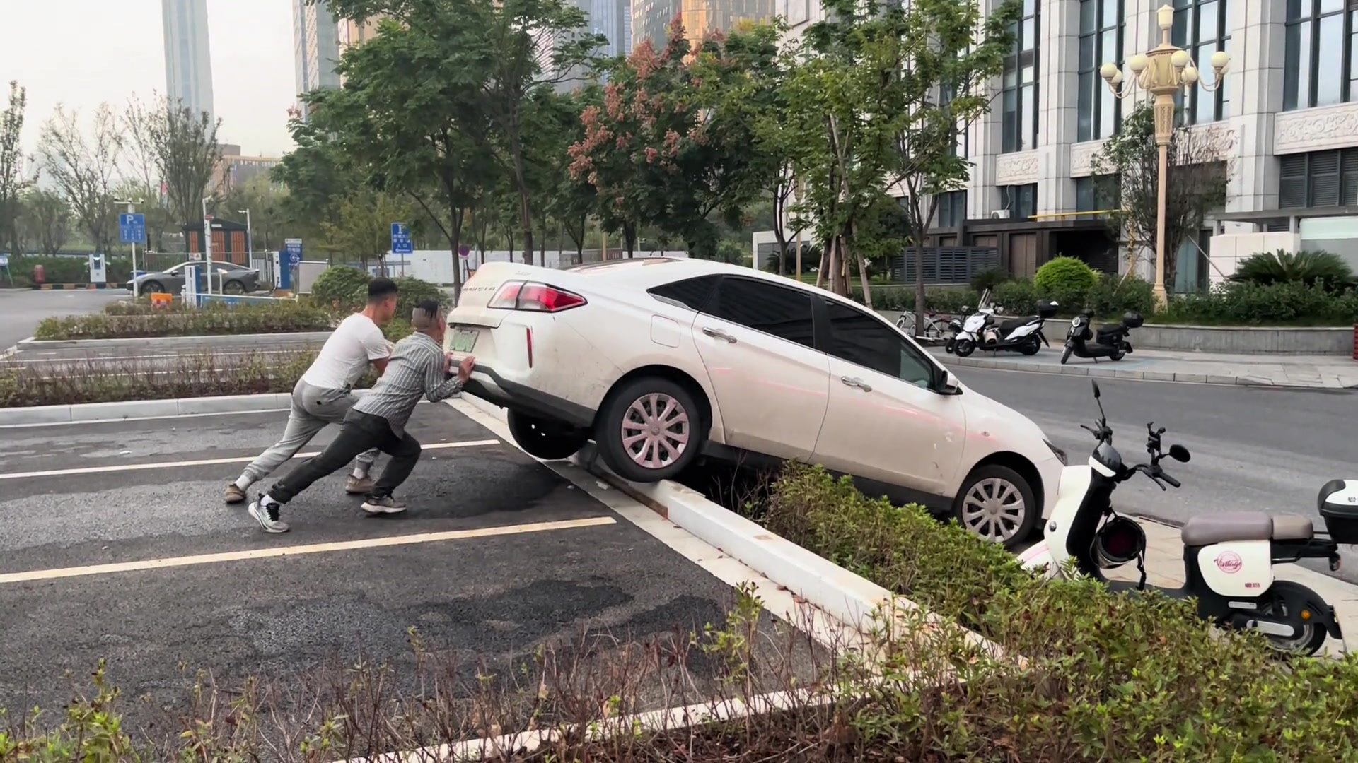 老兄你这为了少交点停车费代价有点大啊