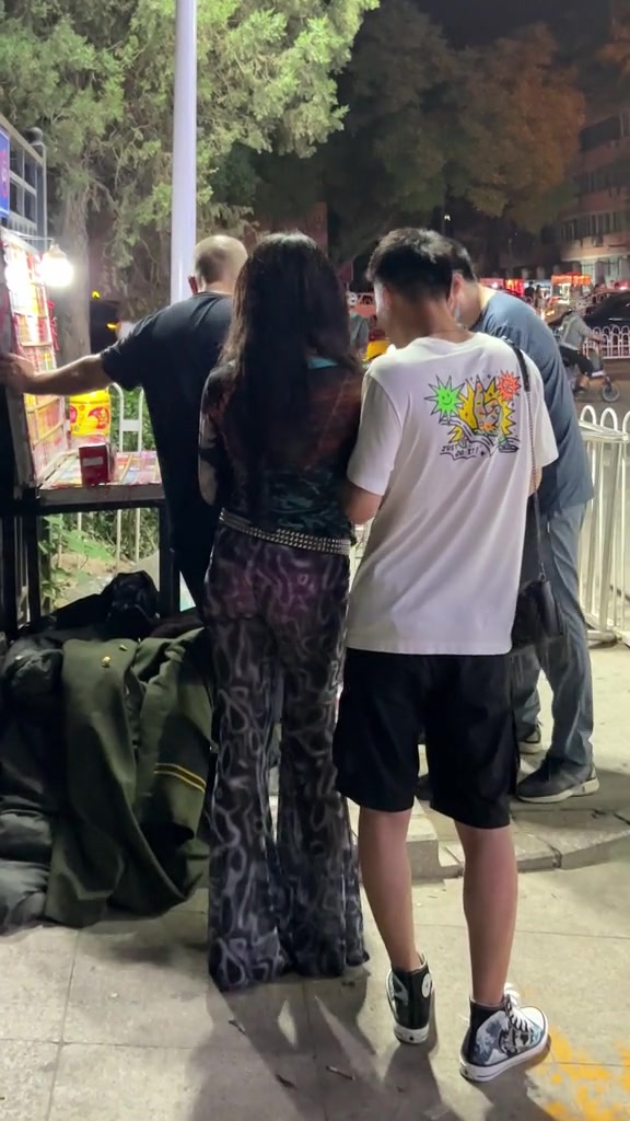 女朋友穿这样的裤子出门，你会同意吗