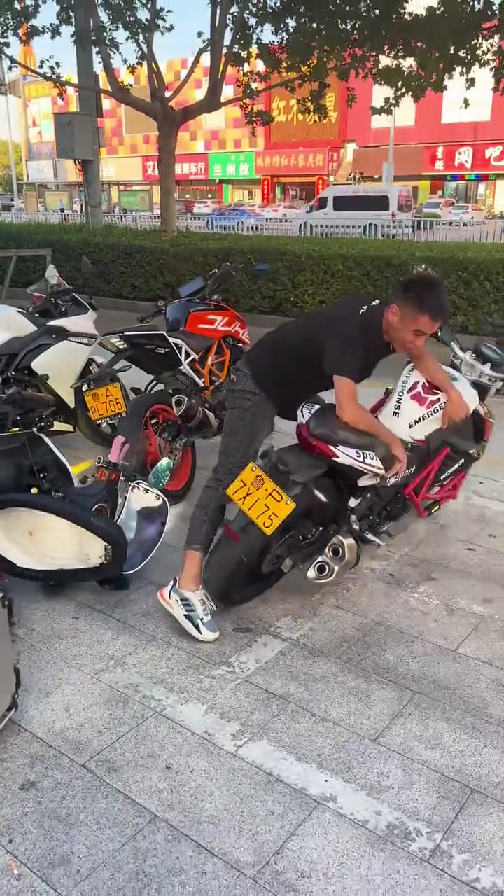 旁边笑的那个能感觉的出来是发自内心的高兴