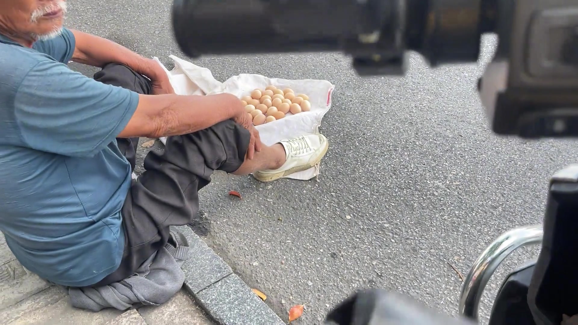 一个客户取消餐，刚好问一下旁边大爷要吃吗