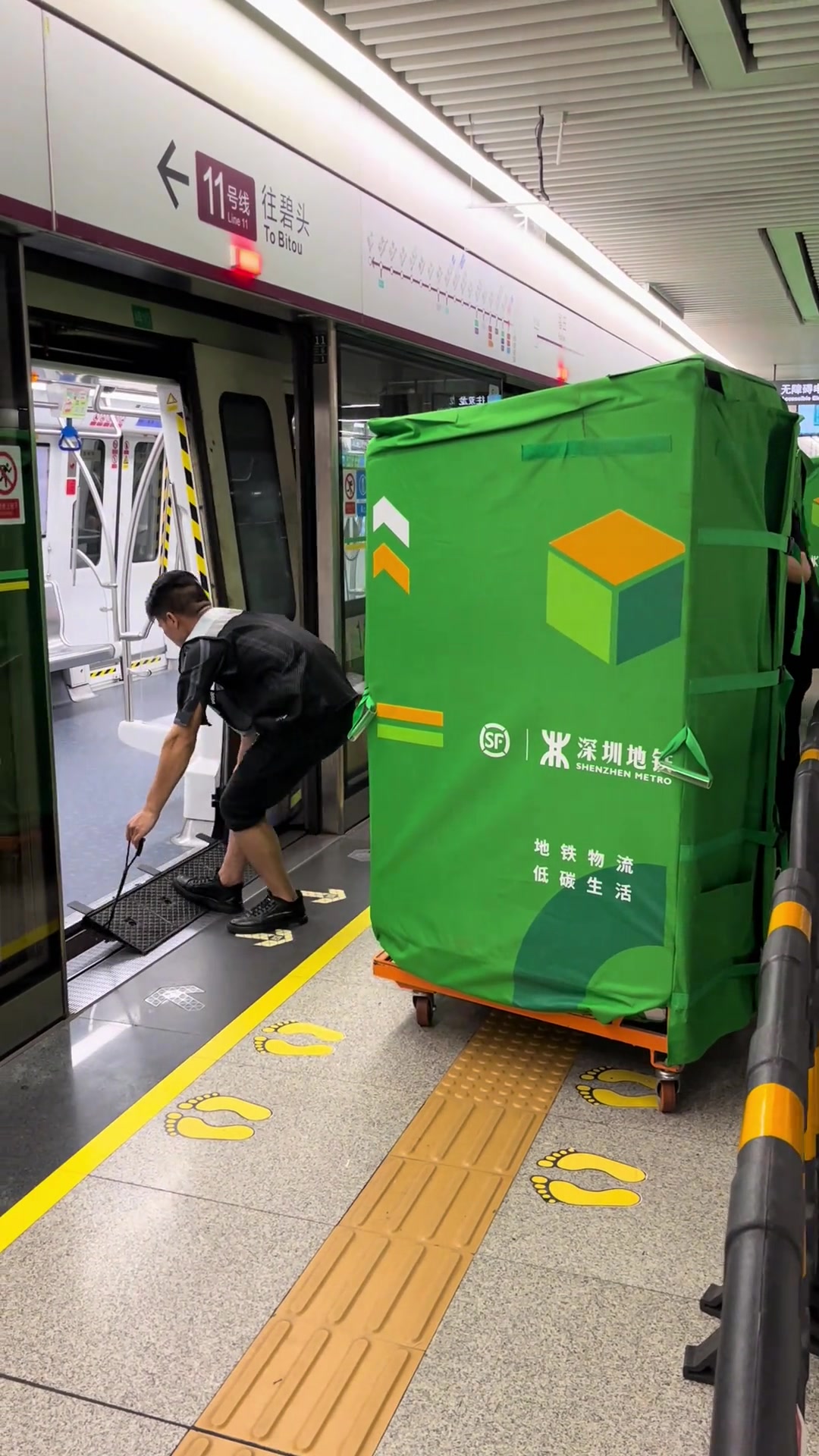 深圳地铁还有这业务空出个车厢运快递
